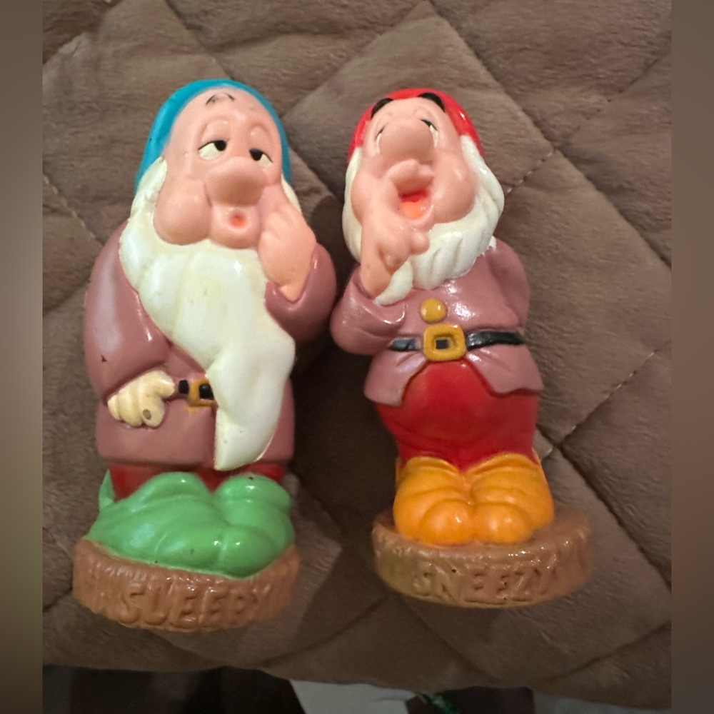 Sleepy & Sneezy of the 7 Dwarfs Squeaking Figurine Duo -B-142